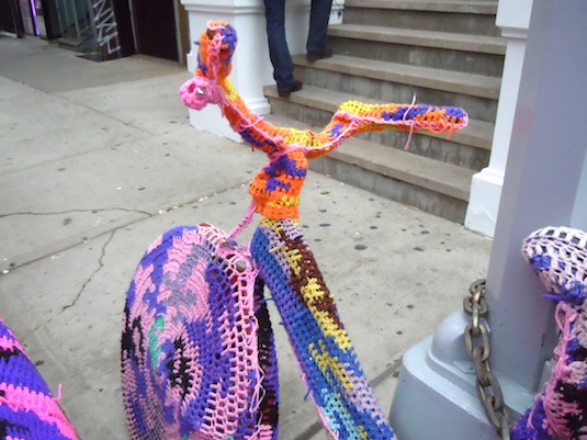 yarn-bombing-bombed-bicycle-volkswagon-beetle-elizabeth-street-nyc-2010-1